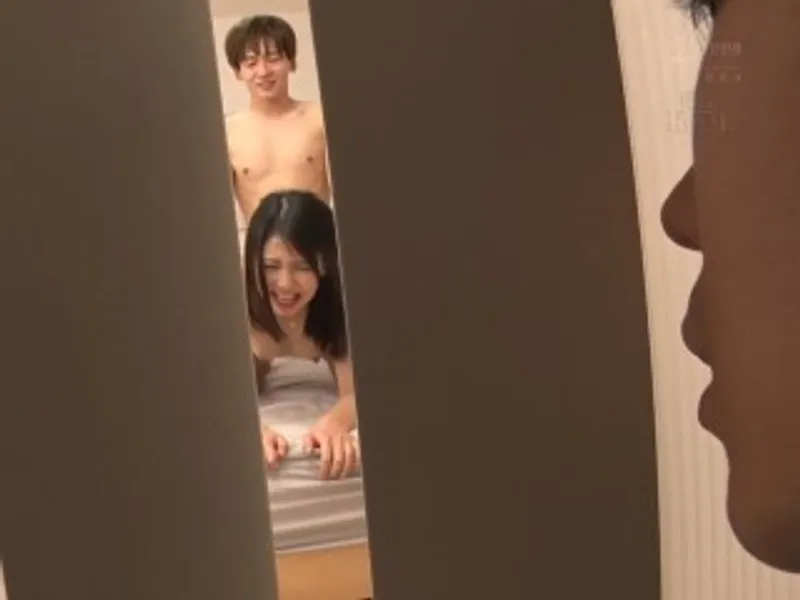 Thanh niên đang vụng trộm với chị cạnh bên nhà thì anh chồng về...