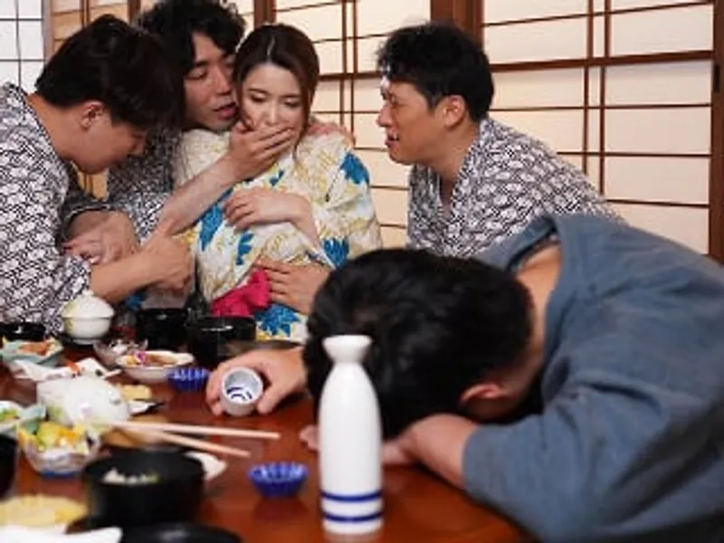 đưa cô vợ đi suối nước nóng, ông xã không biết người vợ bị người khác xxx sấp mặt