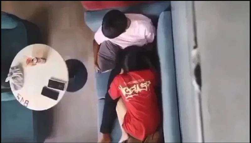 Quay lén em ghệ bú mút cho cô bạn gái nơi công cộng