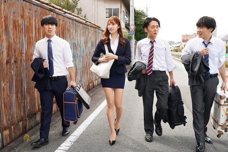 Nhầm lẫn khi đặt phòng, 3 nhân viên trúng số được ở cùng tiền bối nữ