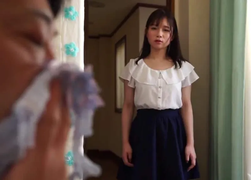 Hoa nhỏ phát hiện bố dượng biến thái ngửi đồ lót của mình