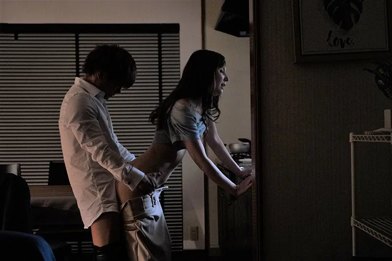 Tiền bối đi công tác, cậu nhân viên đến nhà làm tình vợ yêu ông ấy